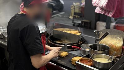 臭豆腐を切り分ける屋台の手元