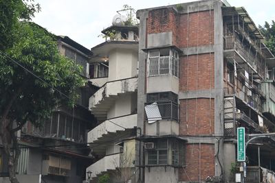 南機場の古い集合住宅とらせん階段