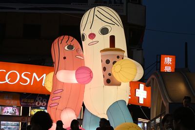 士林夜市の巨大なバルーン人形とドリンクスタンド