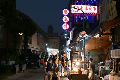 夕暮れの士林夜市のネオン看板