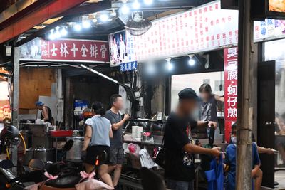 士林十全排骨の店先。湯気の立つ鍋が並ぶ