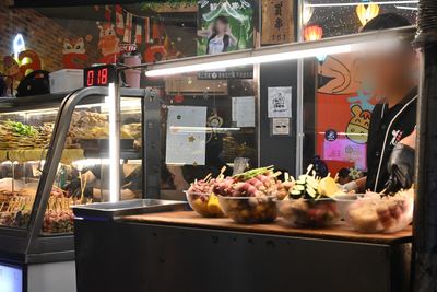 串物の屋台。野菜と肉の串が並ぶ