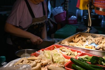 屋台に並ぶ鶏肉と野菜のトレー