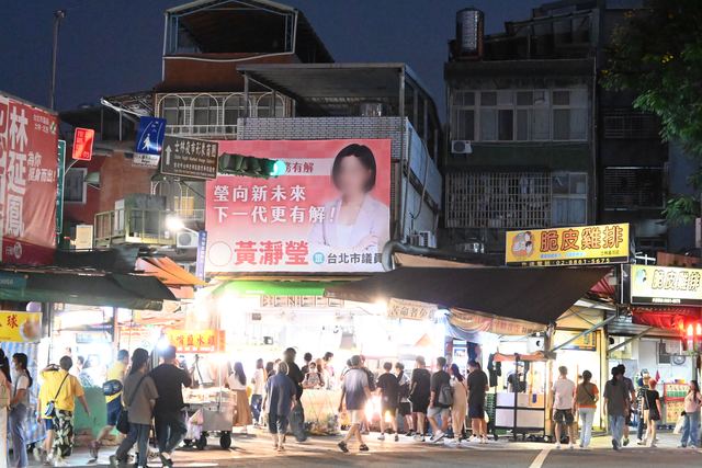 士林夜市の入口付近。屋台と看板が並ぶ通り